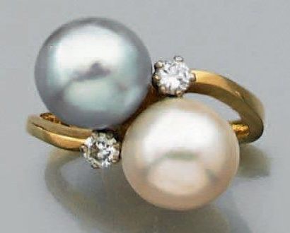 null Bague croisée en or jaune 18k ornée de deux perles de culture blanches ou teintées...