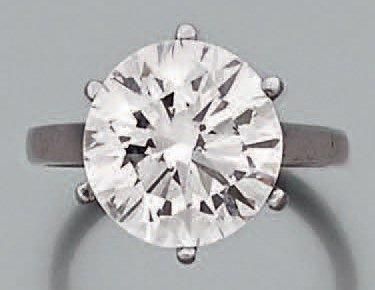 null Bague en platine sertie d'un diamant légèrement demi-taille pesant 5,95 ct....