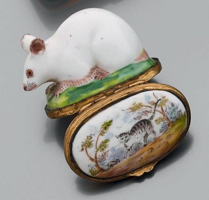 null Petite boîte en porcelaine figurant une souris, le couvercle peint d'un chat...