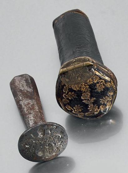 null Cachet armorié en acier et son étui en cuir. XVIIIe siècle