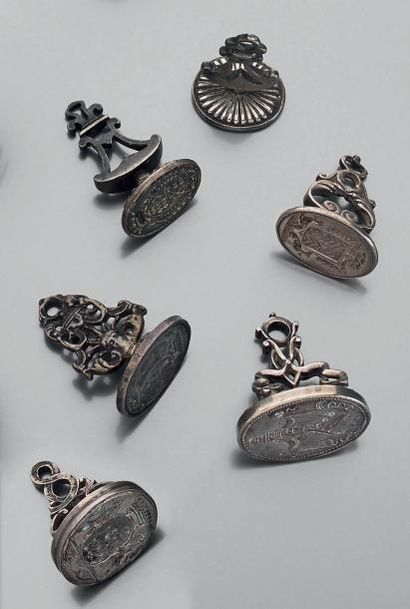 null Lot de vingt cachets pendentifs armoriés ou chiffrés en argent ou métal. XVIIIe-XIXe...
