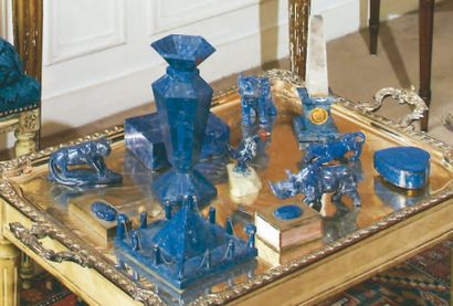 null LOT DE ONZE OBJETS décoratifs en lapis-lazuli.