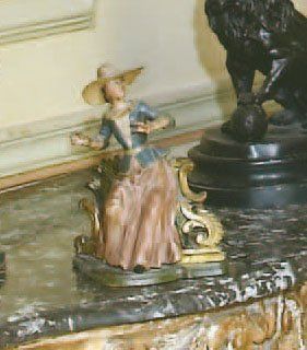 null STATUETTE en bois sculpté polychrome représentant une jeune femme avec un grand...
