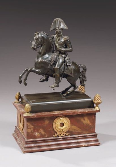 null STATUE ÉQUESTRE de Charles X, en bronze patiné. XIXe siècle. Hauteur : 31 cm...