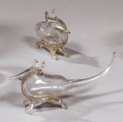 null DEUX COMPTE-GOUTTES en forme de souris en verre blanc soufflé pincé. XVIIIe...