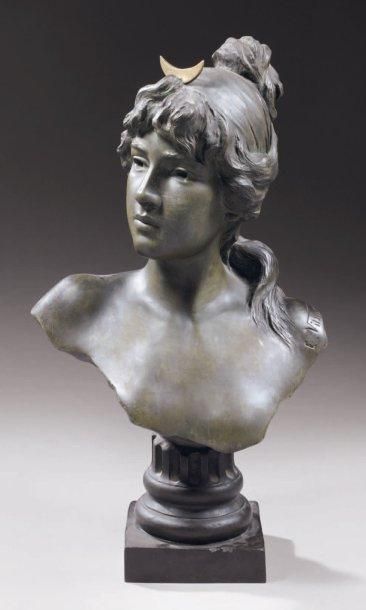 null Emmanuel VILLANIS (1858-1914) Buste de Diane Bronze à patine verte signé, sur...