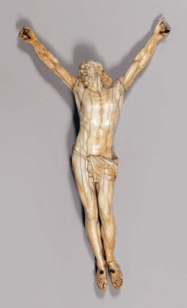 null CHRIST "vivant" en croix, en ivoire sculpté, le périzonium soutenu par un cordon....