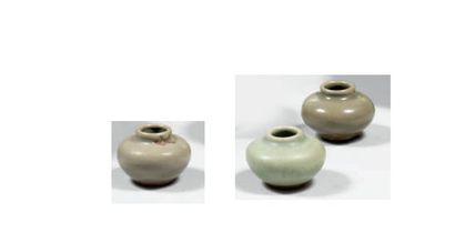 Époque YUAN (1260-1368) ENSEMBLE de trois petites jarres en grès émaillé céladon....