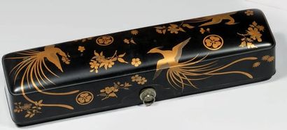 null FUMIBAKO en laque noir décoré en hira maki-e de laque or de phénix au vol et...