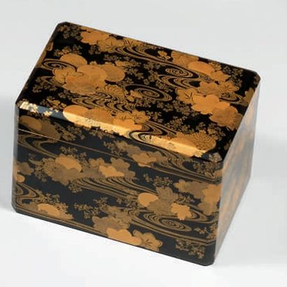 null KOBAKO de forme rectangulaire en laque noir décoré en hira maki-e de laque or...