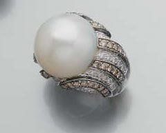 null BAGUE "dôme" en or gris sertie d'une importante perle de culture bouton blanche...