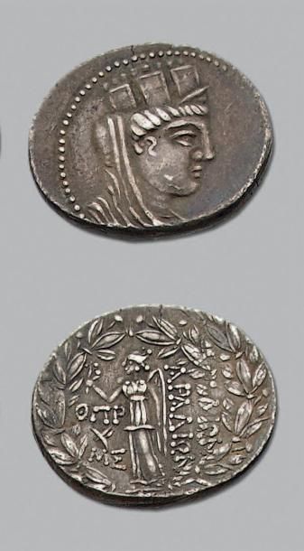 null PHÉNICIE: Arados (Ier siècle av. J.-C.) Tétradrachme. 15,22 g. Tête tourelée...