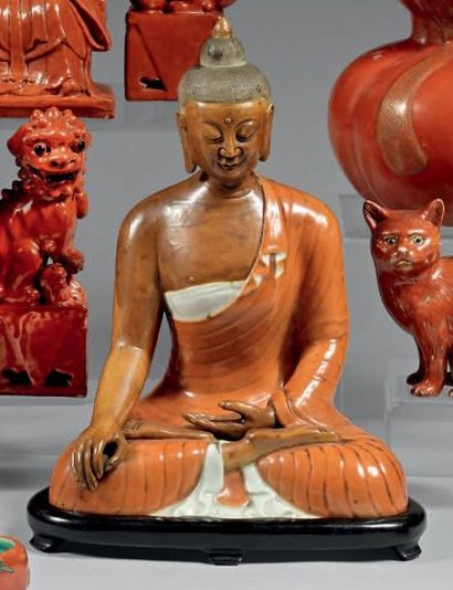 null Statuette de bouddha en porcelaine émaillée rouge de fer, assis en padmasana,...