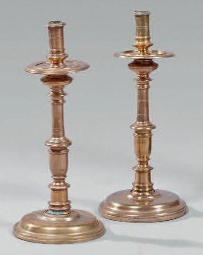 null Paire de grands chandeliers en laiton à fût balustre et base ronde. XVIIe siècle....