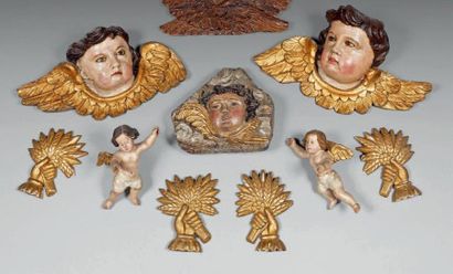 null Deux têtes de chérubins en bois sculpté polychrome et doré. XVIIIe siècle. (Polychromie...