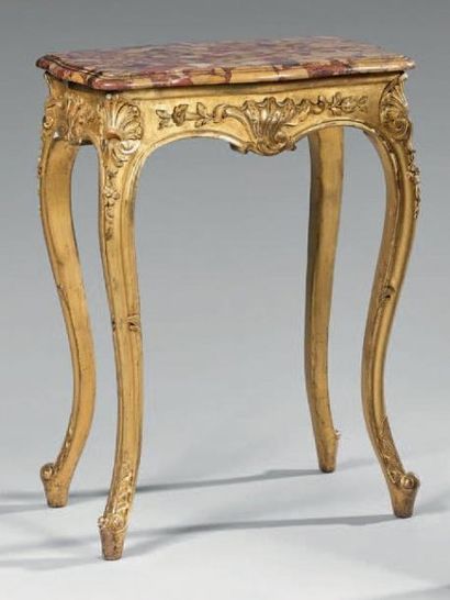 null Petite table de salon rectangulaire en hêtre doré mouluré et sculpté de fleurettes,...