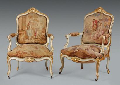 null Paire de fauteuils à dossier plat en bois laqué blanc et doré sculpté de coquilles....
