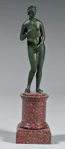 null Aphrodite pudique diadémée Bronze à belle patine vert sombre lisse. Égypte,...