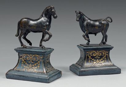 null Deux statuettes en bronze à patine laquée noire représentant un cheval et un...