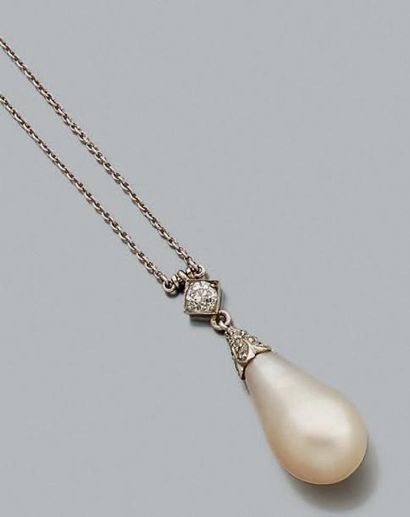 null Collier articulé en or gris 18k supportant en pendentif une perle fine poire...