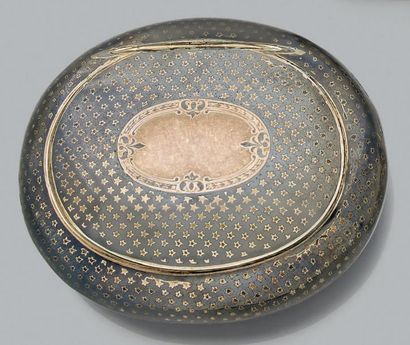 null Boîte ovale en argent entièrement niellé à décor de semis d'étoiles. XIXe siècle....