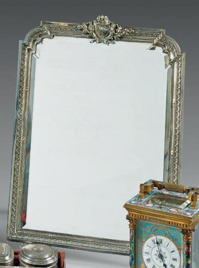 null Miroir chevalet, la monture en argent décorée d'un cartouche feuillagé et monogrammé....