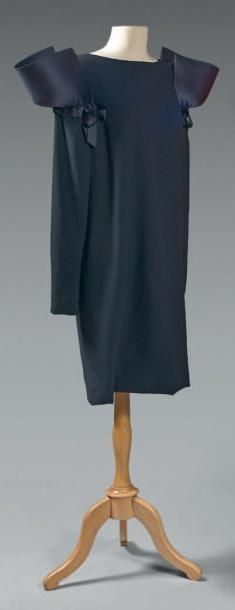 PIERRE CARDIN Haute couture, vers 1980 Robe de dîner en crêpe de laine noir décolleté...
