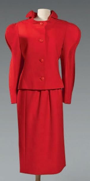 PIERRE CARDIN Haute couture, vers 1980 Tailleur en lainage rouge, petit col à revers...