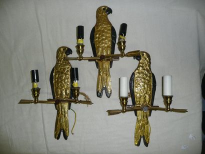 null Trois appliques « perroquet » en bronze doré.