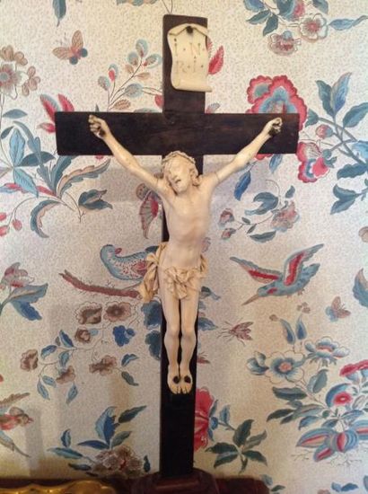 null Crucifix en ivoire sculpté, le périzonium retenu par une cordelette. Socle en...