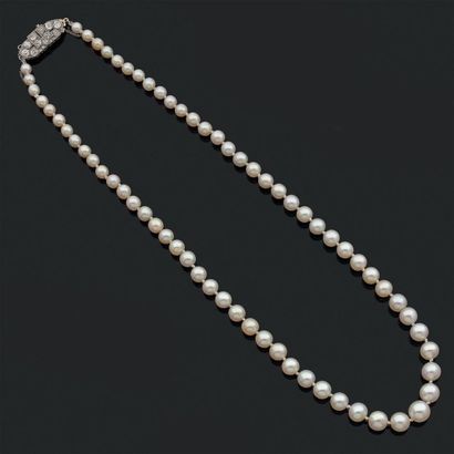  Collier de soixante-sept perles fines en chute, le fermoir de forme ovale en or...
