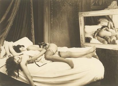 ANONYME [Les deux amies] Tirage argentique, circa 1930. 164 x 123 mm.