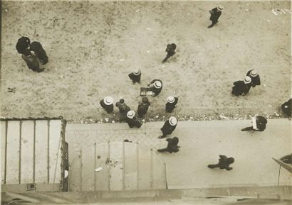 ANONYME Rue en plongée (Jeu de bonneteau?). Tirage argentique, circa 1910. 120 x...