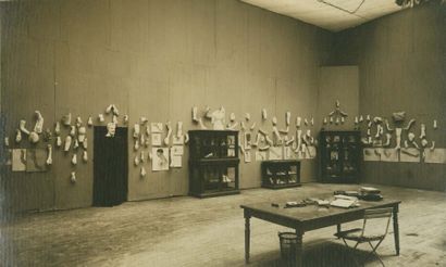 ANONYME Le musée des prothèses. Tirage argentique, 1916. 169 x 279 mm. Planche de...