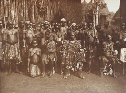 ANONYME Chefferie Bamileké, Cameroun. Tirage argentique, circa 1925. 285 x 385 m...