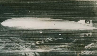 Anonyme (Agence Wide World Photos) Radiophotographie du dirigeable géant Hindenburg...