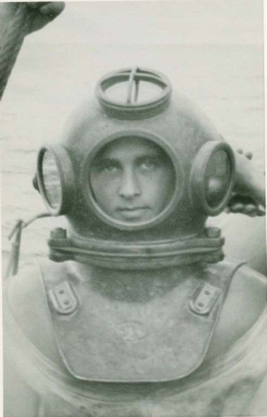 ANONYME Werner von Braun en scaphandrier à la recherche de débris de V2 dans la mer...