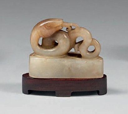 null Serpent posé sur une base ovale en néphrite céladon. Chine, XIXe siècle. Longueur:...