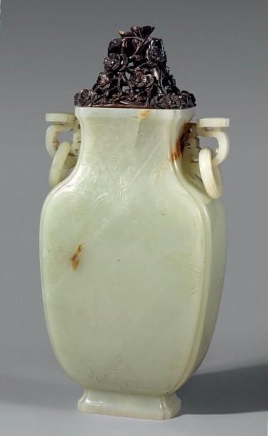 null Vase balustre en néphrite blanche à décor sculpté en léger relief de rinceaux...