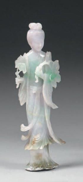 null Statuette en jadéite, de femme tenant des fleurs de lotus. Chine, XXe siècle....