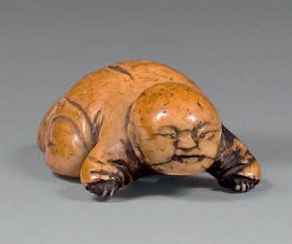 null Petite statuette d'enfant agenouillé en ivoire à patine jaune. Chine, XVIIe...