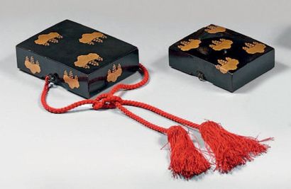 Deux kobako en laque noir décoré en hira...