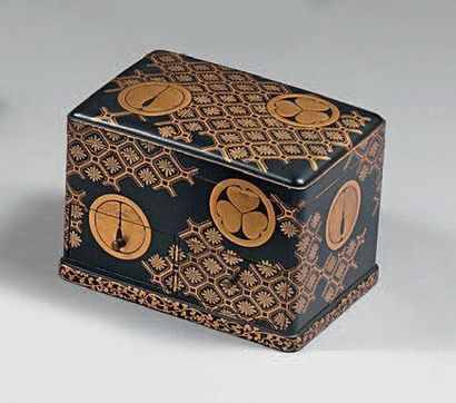  Kobako ouvrant à deux tiroirs en laque noir décoré en hira maki-e de laque or de...