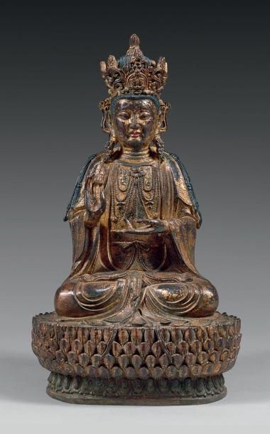 null Statuette de Guanyin assise en padmasana sur le socle en forme de lotus en bronze...