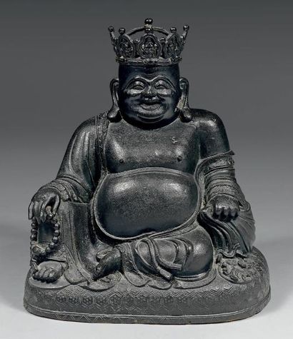 null Statuette de Budai en bronze à patine noire, assis en rajalilasana sur son sac...