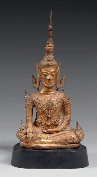  Bouddha en bronze laqué or assis en dhyana mudra, les mains en bhumiparsha mudra...