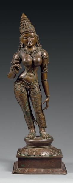 STATUETE de Parvati en bronze, debout en...