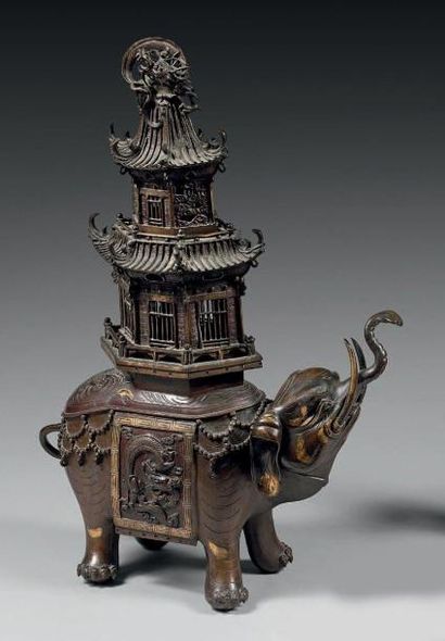  Brûle-parfum en bronze à patine brune, en forme d'éléphant supportant une pagode...