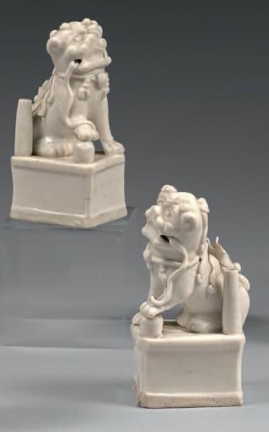 null Paire de porte-baguettes d'encens en forme de chimères en porcelaine émaillée...