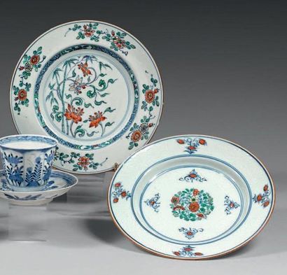  Deux assiettes en porcelaine décorée en bleu sous couverte et émaux rouge, vert,...